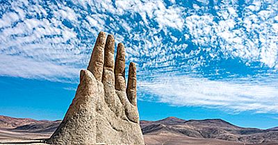 The Hand In The Desert - Luoghi Unici In Tutto Il Mondo